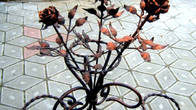 Металлическая подставка под цветы дизайн с коваными розами цветочник на 3 цветка горшка вазона смотреть онлайн