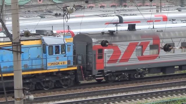 Маневровый тепловоз ТЭМ18ДМ с пасажжирским поездом смотреть онлайн