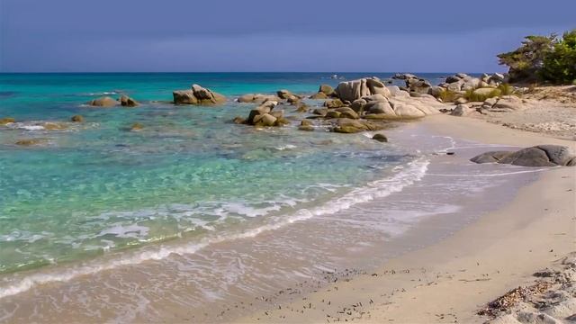 Красивый пляж посреди океана