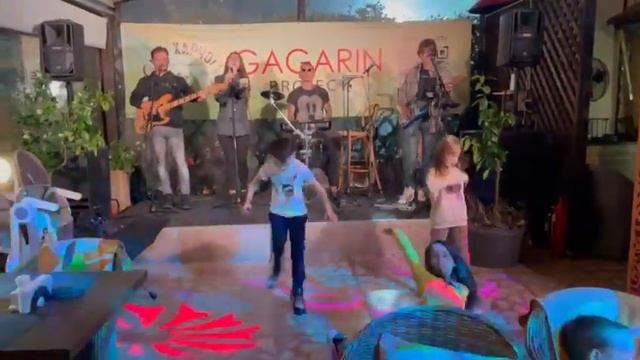 я танцую на камеру с друзьями смотреть онлайн