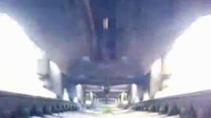 Грузовой поезд пролетает над камерой