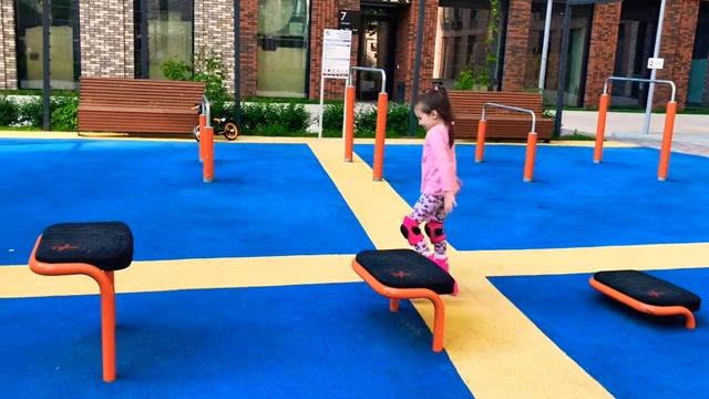 Ариаша научилась кататься на роликах. Катается сама. Второй раз на роликах, во дворе смотреть онлайн