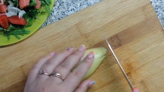 Наивкуснейший салат с семгой, рукколой и Пармезаном смотреть онлайн