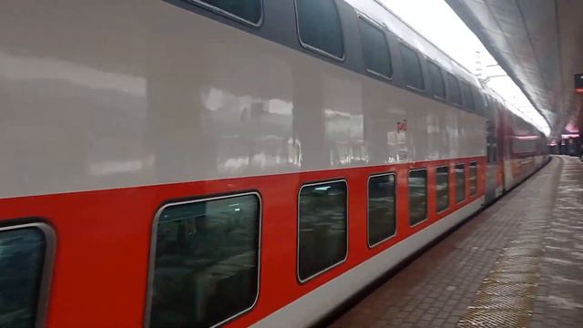 Электровоз ЭП20-013 с двухэтажным экспрессом №739«Москва-Брянск».