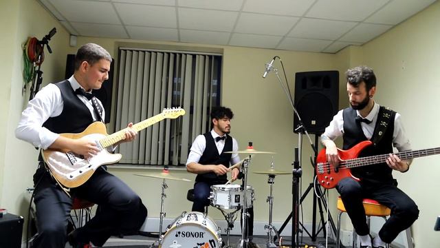 The 3 Busketeers Live Sessions: Counting Stars (One Republic) смотреть онлайн