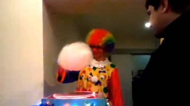 Весёлый клоун Лёлик делает сладкую вату