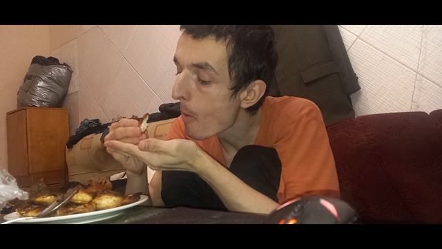 ЕМ ЕДУ С МУСОРКИ,ВКУСНАЯ КУЧКА ПЕПЛА ДЛЯ МОЕЙ ПЕЧЕНИ смотреть онлайн