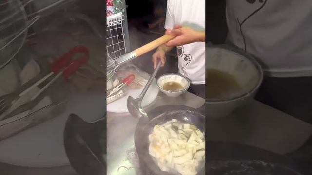 鄭州正宗羊肉燴面！ 麵條勁道滑爽，湯鮮味美，吃一口就忘不掉 #肉丸小團子 #小吃 #探店