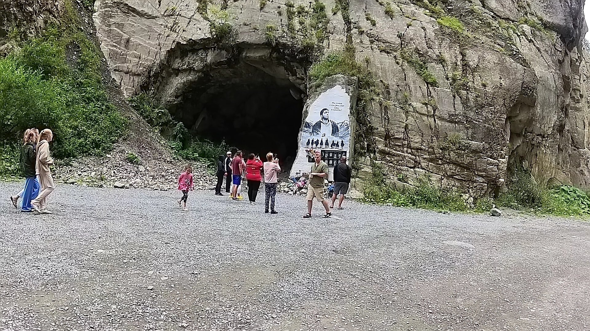 Памятник Сергею Бодрову (Кармадонское ущелье, Северная Осетия, Алания) смотреть онлайн