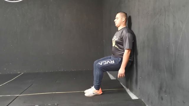 Sentadilla en la pared cambiando el pie смотреть онлайн