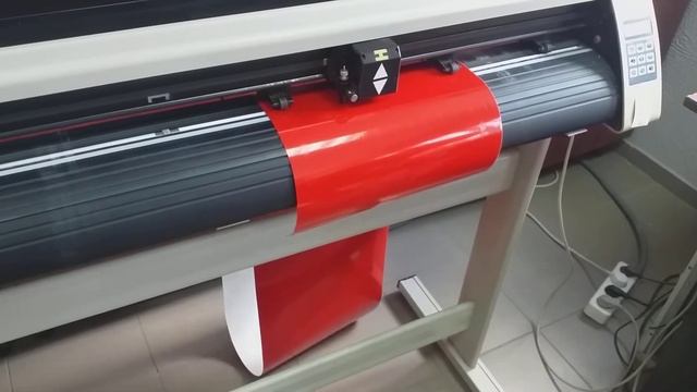 Резка красных виниловых наклеек на плоттере [Cutting red vinyl stickers on a plotter] смотреть онлайн