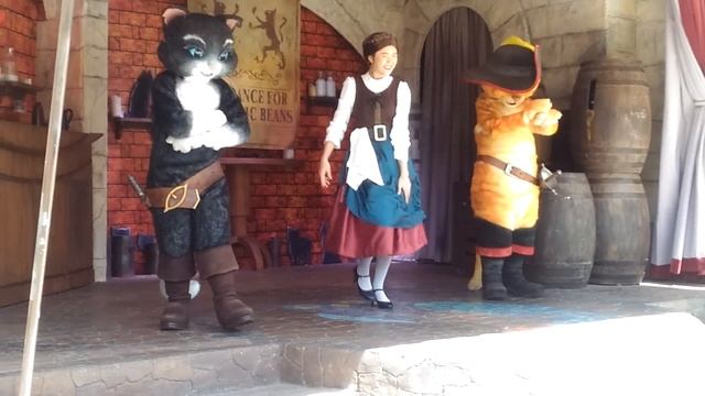 Puss In Boots Dance || Universal Studios || Singapore