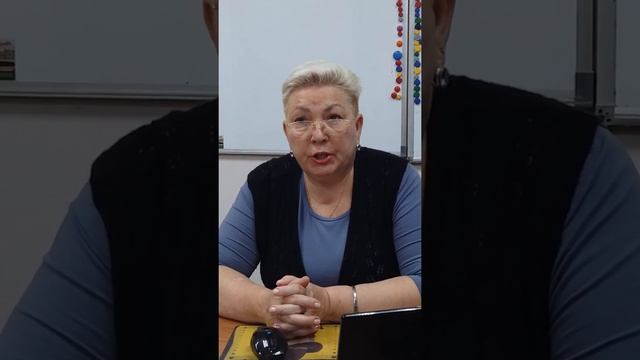 Сбор листьев для приготовления перегноя в саду смотреть онлайн