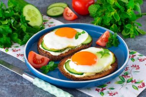 КАК ПРИГОТОВИТЬ БУТЕРБРОД С МАЙОНЕЗОМ И ОГУРЦОМ