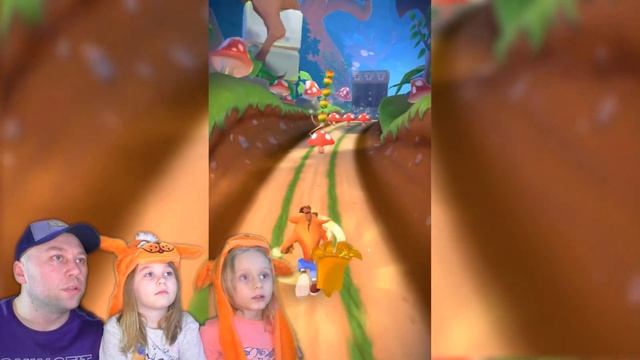 Новейшая игра Crush On The Run на телефоне! Игра про Лисенка! Собираем яблоки и бьемся с мутантами! смотреть онлайн