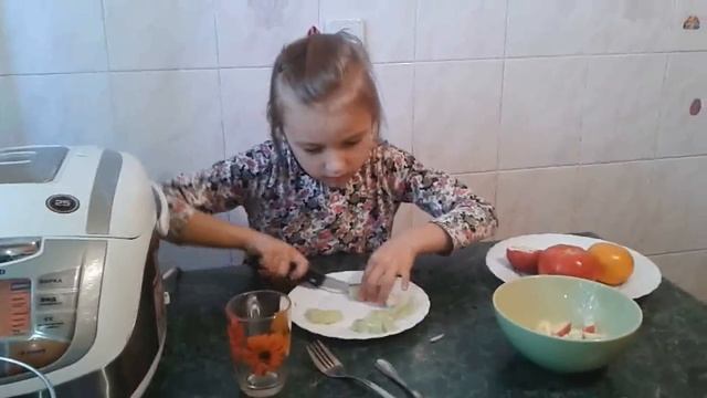 Готовим овощной и фруктовый салатики. смотреть онлайн