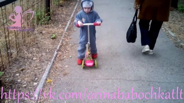 Прогулка на любимом самокате. смотреть онлайн