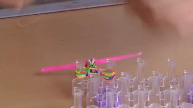 Плетем красивый браслет из резинок на станке смотреть онлайн