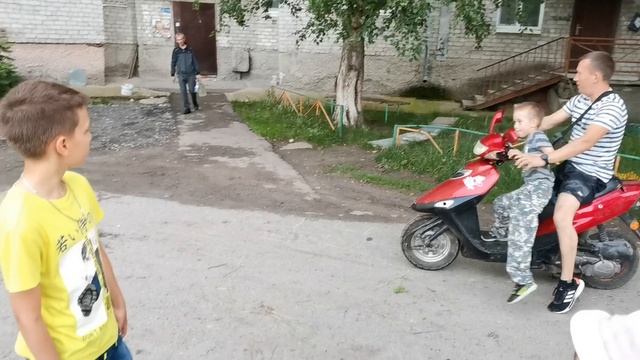 Папа САША катает по двору детей. смотреть онлайн