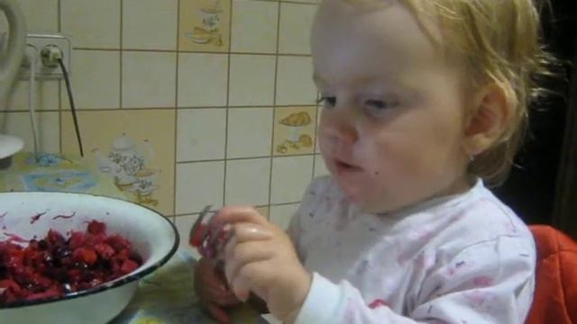 Алиска точит винегрет