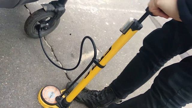 Как папа играет. Много гуляем. Надуваем колеса. Делаем корм котам. смотреть онлайн