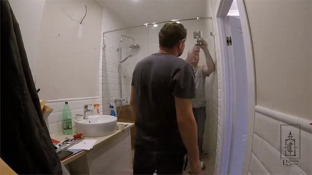 Стеклянная душевая в прекрасную белую ванную комнату смотреть онлайн