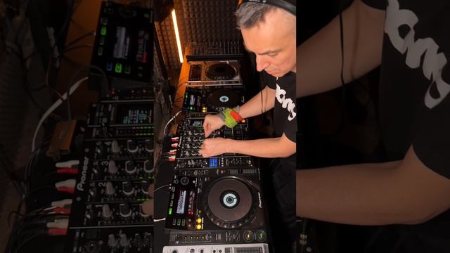 Как использовать LOOP во время сведения. DJ BOYKO смотреть онлайн