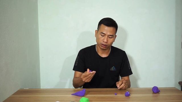 Инструкция по изготовлению фиолетового динозавра из цветной глины очень проста. смотреть онлайн