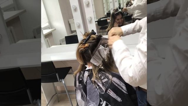 Процесс коррекции мелирования без тонирования для постоянной клиентки .