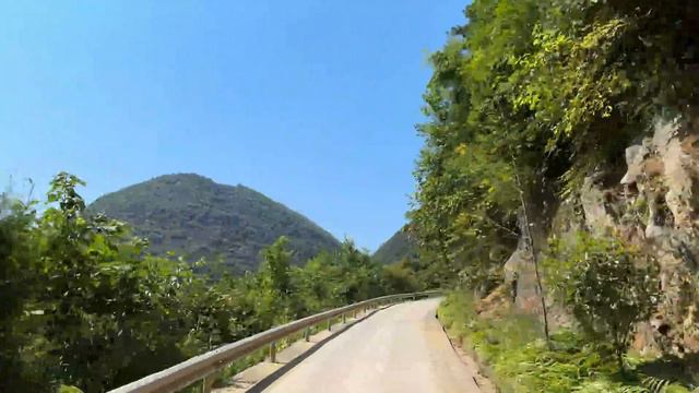 在重庆偏僻的乡村公路驾车-弯多路窄，会车是最大的难题 смотреть онлайн