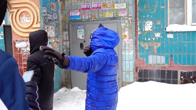 НОВЫЙ ГОД НА УЛИЦЕ - ЁЛКА В ПОДАРОК В РЕАЛЬНОЙ ЖИЗНИ !