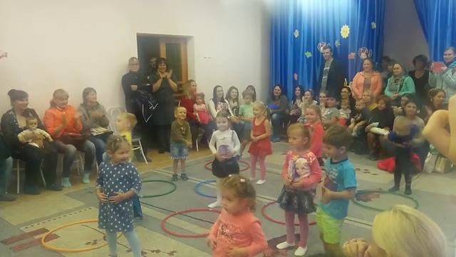 Танец на родительском собрании в детском саду. Дети прикольно зажигают на празднике смотреть онлайн