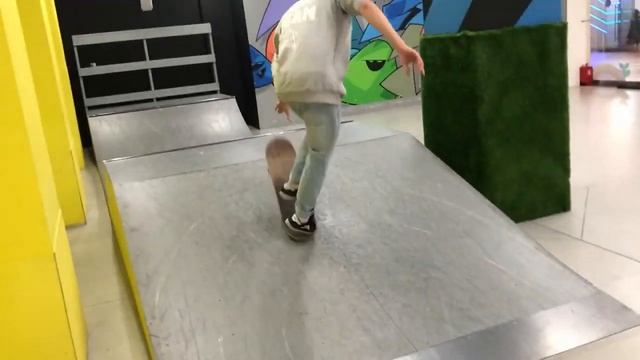 Иван Маливанов ?? Инструктор семейного скейт парка BunnyHop ЦДМ м Лубянка смотреть онлайн