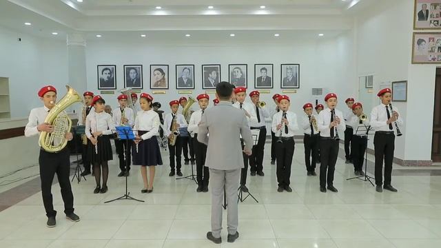 "В ГОДОДСКОМ САДУ" М. Блантер Солист: Хакимов Хаким. Духовой Оркестр Дрижёр:Рахматов Азамат смотреть онлайн
