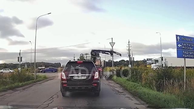 Снёс светофор на Окружной в Калининграде. 21.09.21 смотреть онлайн