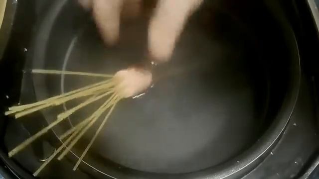 Как приготовить спагетти Оригинальный рецепт спагетти с сосисками смотреть онлайн