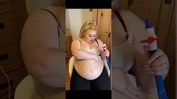 жирная девушка пьёт из воронки