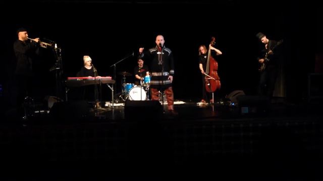 Ára med låten Speadjárnávdi live i Vilhelmina смотреть онлайн