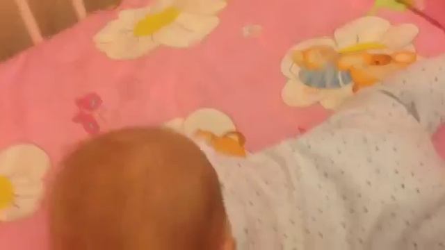 Малыш смеется, позитивное видео про игры с папой перед сном смотреть онлайн