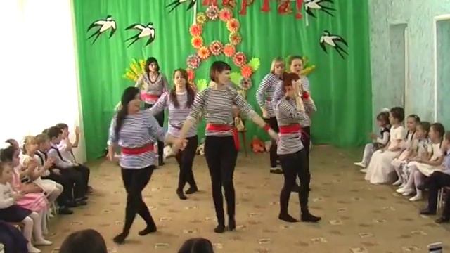 8 марта! Танец мам в детском саду. смотреть онлайн