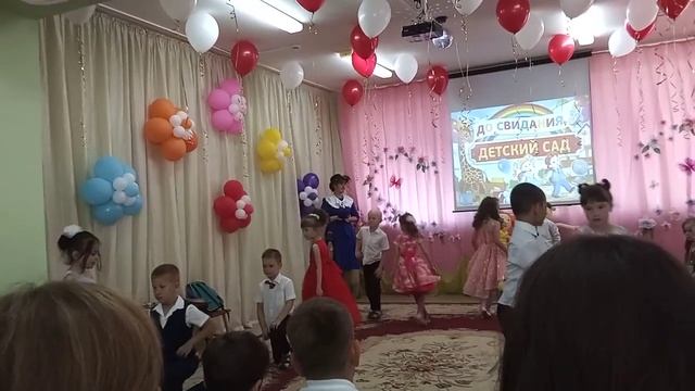 детский сад ?, 17 Алия танцует вальс с Айданом смотреть онлайн
