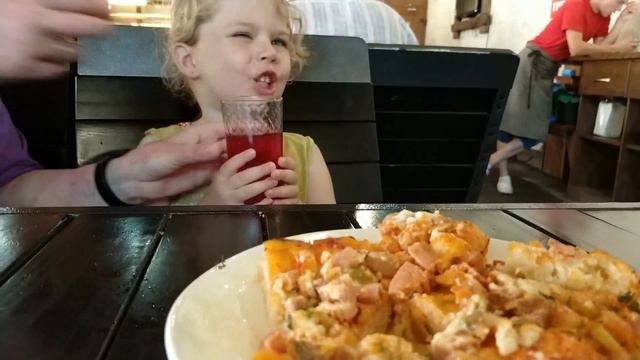 Трудные будни отдыхающих в Кабардинке (11 сентября 2017) смотреть онлайн