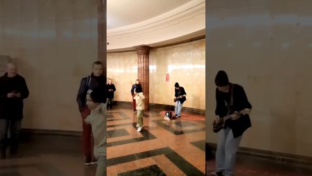 Метро Курская Струны, танец, душа.. смотреть онлайн
