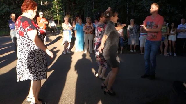 "Кому за ..." Около метро Измайловской Частушки смотреть онлайн