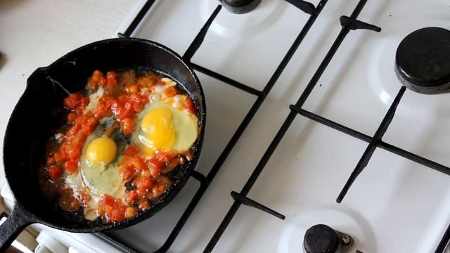 Зимняя яичница с замороженными помидорами и сыром смотреть онлайн