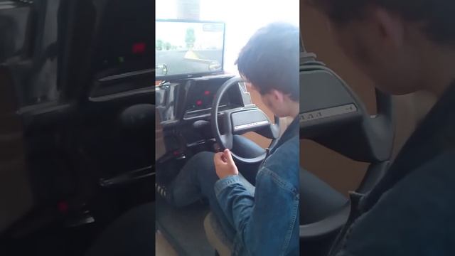 Ученик на тренажере в Автошколе. Экзамен ГАИ. Город смотреть онлайн