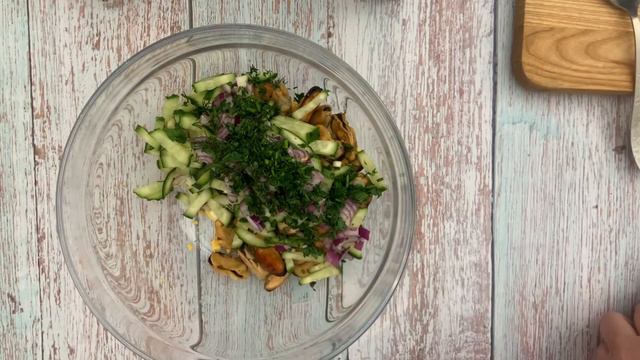 Ich werde nie müde, diesen Salat zu essen! Einfacher, schneller und leckerer Salat mit Muscheln. смотреть онлайн