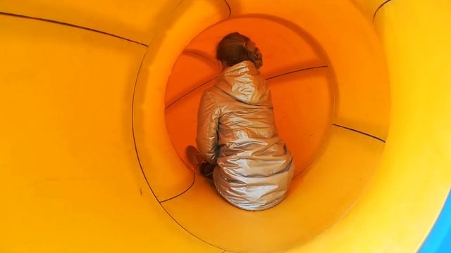 Настя и Милана гуляют на детской площадке | Катаемся с горок в замке смотреть онлайн