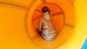 Настя и Милана гуляют на детской площадке | Катаемся с горок в замке