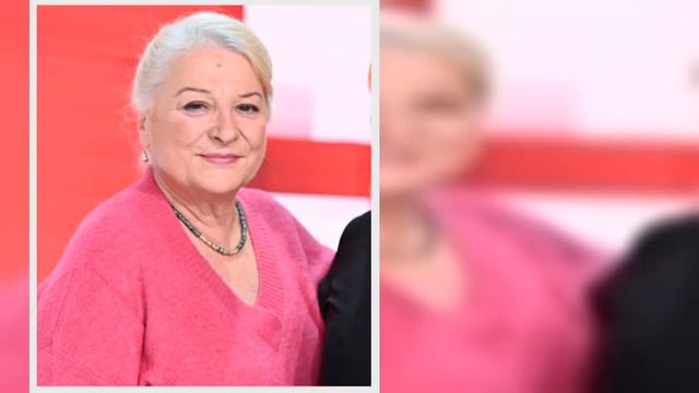Vivement dimanche Josiane Balasko au côté de sa fille Marilou Berry, au look h@ut en couleur смотреть онлайн